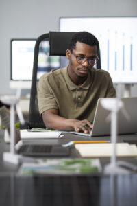 image d'un webmaster au cameroun devant son ordinateur